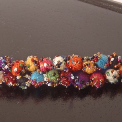 Bracelet : royal blue thread pom pom