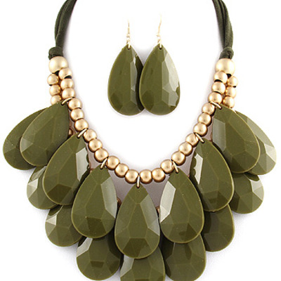 World traveler necklace in olive