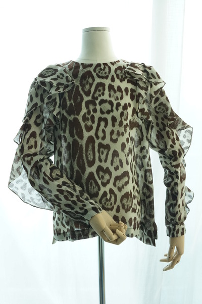 *Special price* Leopard-print blouse made of fine herringbone material with ruffle decoration (brown)