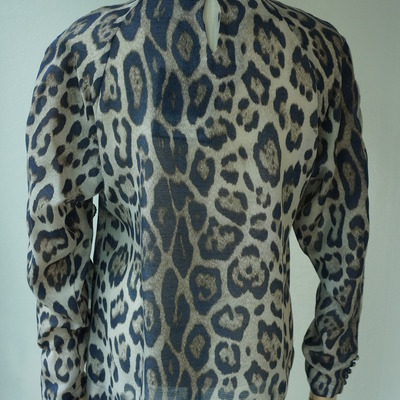 *special price* leopard-print blouse made of fine herringbone material with ruffle decoration (blue)