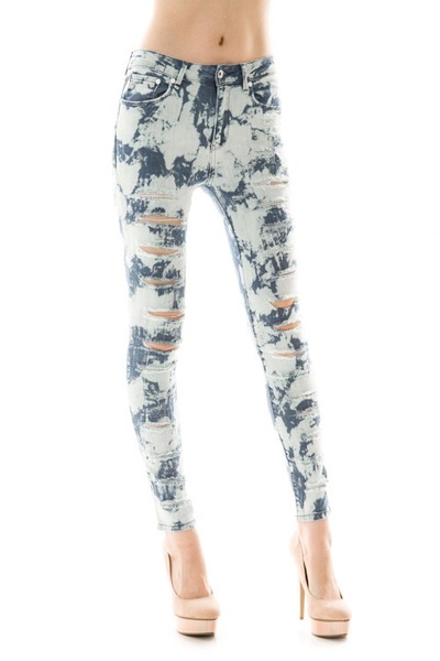 Destroyed denim jeans 