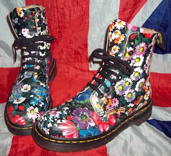 MINT and RARE Vintage 90s Floral Dr Doc Martens - Hippy Meadow Flowers - UK 5*EU 38*US 7