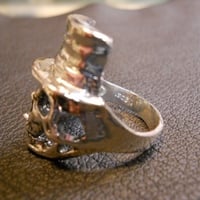 Top Hat Skull Ring - Thumbnail 1