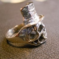 Top Hat Skull Ring - Thumbnail 2