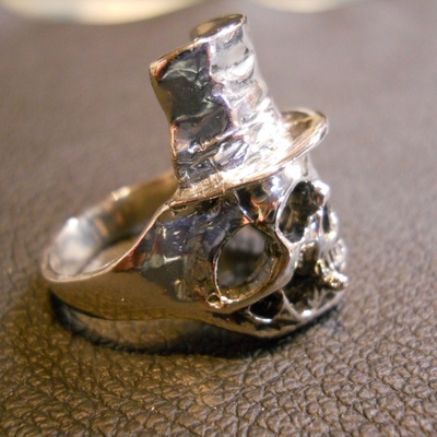 Top hat skull ring