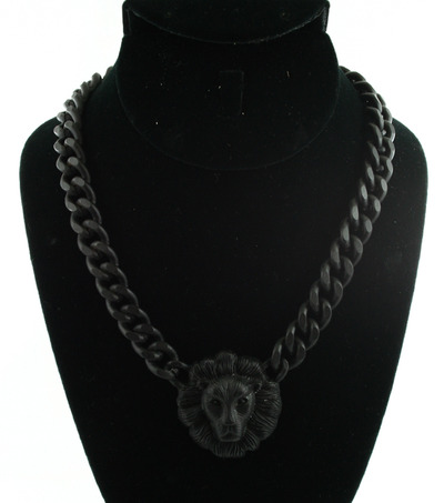 Lioness necklace (black)