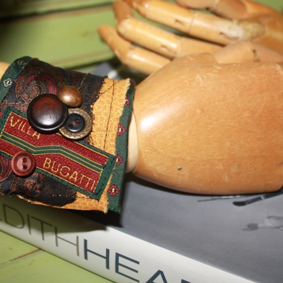 Tattered victorian kneck tie cuff tv1402