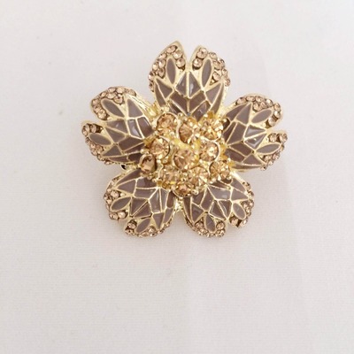 Elegant flower bling ring
