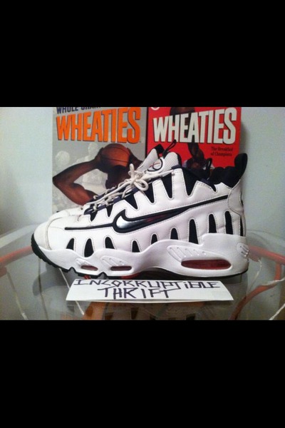 Nike Air Max Nomos Size 10