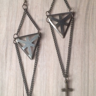 Bewitching earrings in ant gold