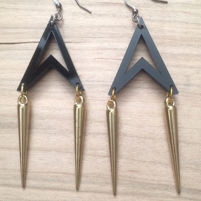 "curse-her" angled spike earrings in gold