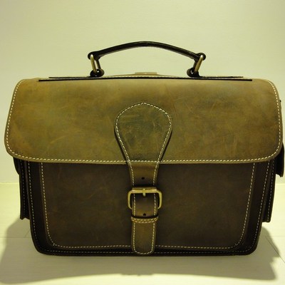 Pioneer leather messenger - full grain
