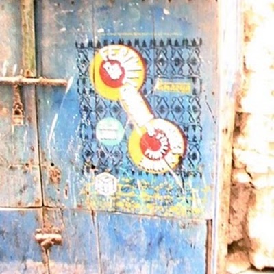 Puerta atractiva surfista