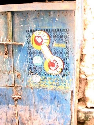 Puerta atractiva surfista