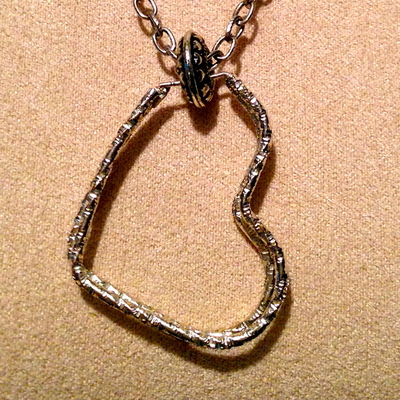 Resting heart necklace