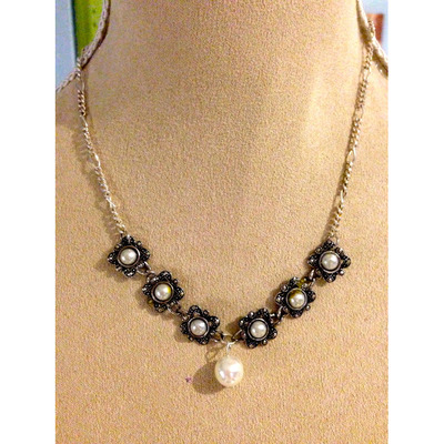 Pearl embellished necklace*