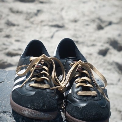 Superty.org gold shoelaces