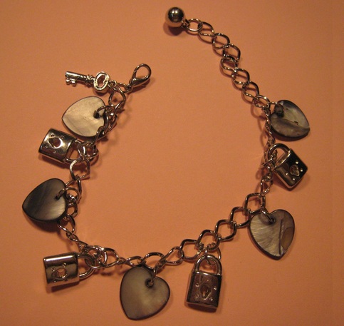 Gray Shell Heart Charm Bracelet
