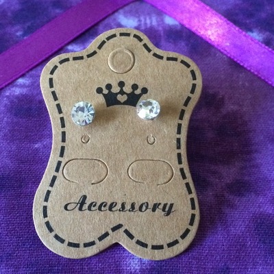 Cute rhinestone stud earrings. lots of shine. size: os