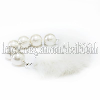 Fluffy x pearl necklace