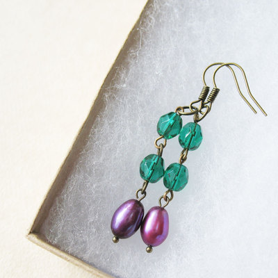 Emerald green earrings. purple plum fresh water pearl earrings. vintage inspired earrings.