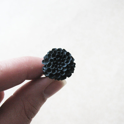 Black charcoal flower ring