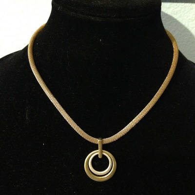 Short mesh ring chain with double o pendant