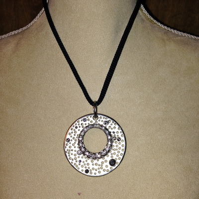 Circle pendant with sparkle 