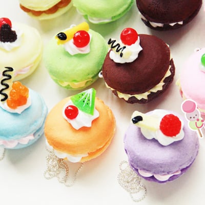 Squishy macaroon with toppings