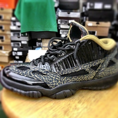 Jordan retro 11 low black/gold