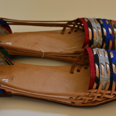 Size 39 us 8 women's caites 