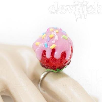 Creamy strawberry ring