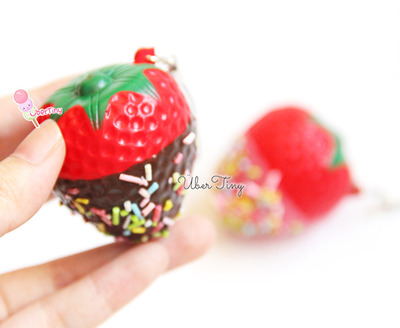 Chocolate-Dipped Strawberry Squishy