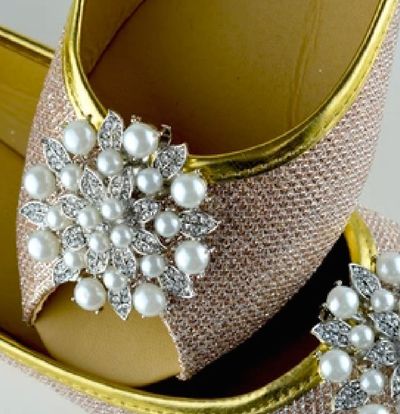 A PAIR OF RHINESTONE CRYSTAL PEARL ROUND SILVER SHOES CLIPS