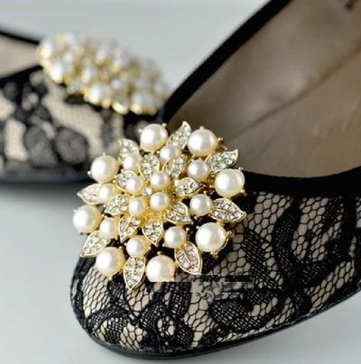 A PAIR OF RHINESTONE CRYSTAL PEARL ROUND GOLD SHOES CLIPS