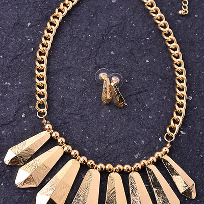 Dangle plate necklace