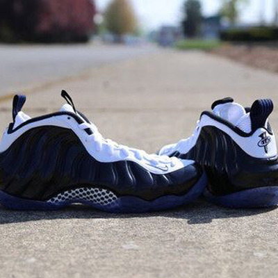 Nike foamposite back in black (white)