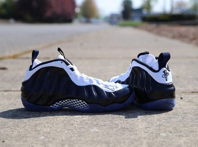 Nike Foamposite Back in Black (White)