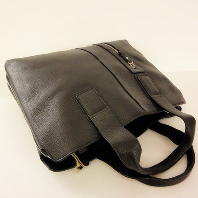 Nero zip around leather bag