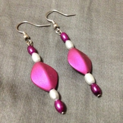 Small soft purple-grape triangle earrings-(soft purple-grape w/grape n pearl white beads)-womens
