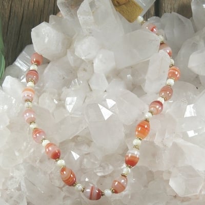 Banded carnelian and mother of pearl necklace - Thumbnail 1