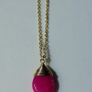 Fuchsia teardrop necklace / gold plated chain / dainty necklaace / pretty jewelry / fashionable necklace / fuchsia jade pendant / jade charm