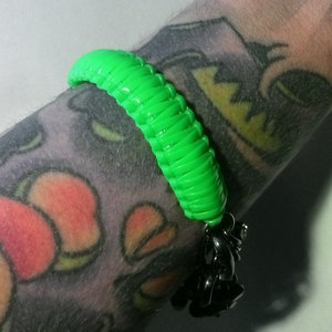 Neon green macrame/chains/rhinestone bracelet / slip on / chunky bracelet / fasion statement / arm candy / bling bracelet - Thumbnail 4