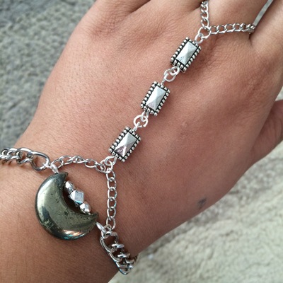 Lunar love hand harness in silver