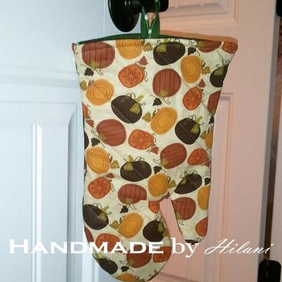 Fall-themed kitchen oven mitt