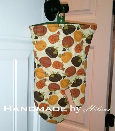 Fall-themed kitchen oven mitt