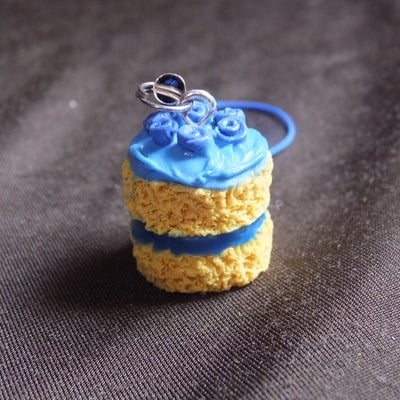 Blue flower circle cake