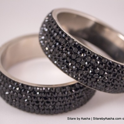 Black stoned mast bangle