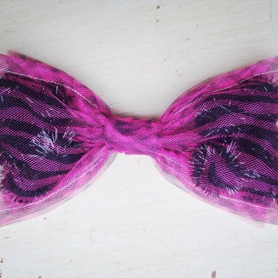 Adventurer pom pom bow