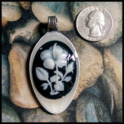 Flower cameo spoon pendant